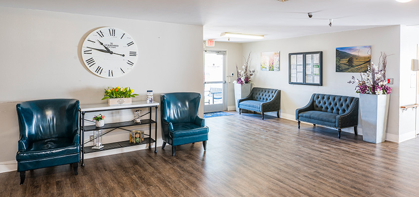 briarwood-848x400-9 front lobby and soft seating at Briarwood Post Acute