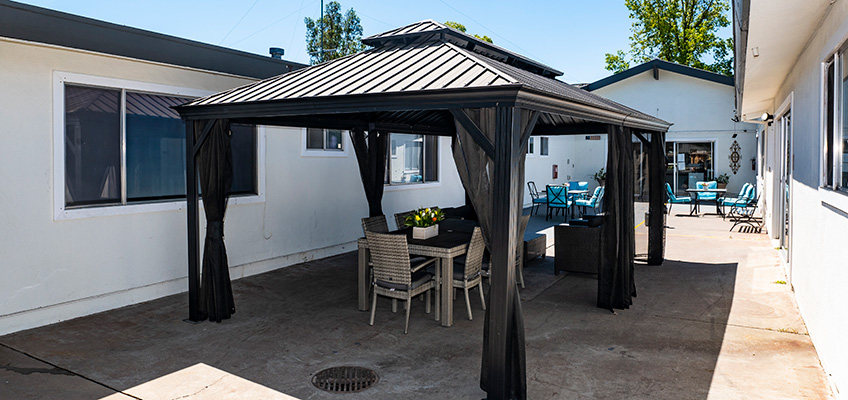 briarwood-848x400-6 shaded back seating area at Briarwood Post Acute