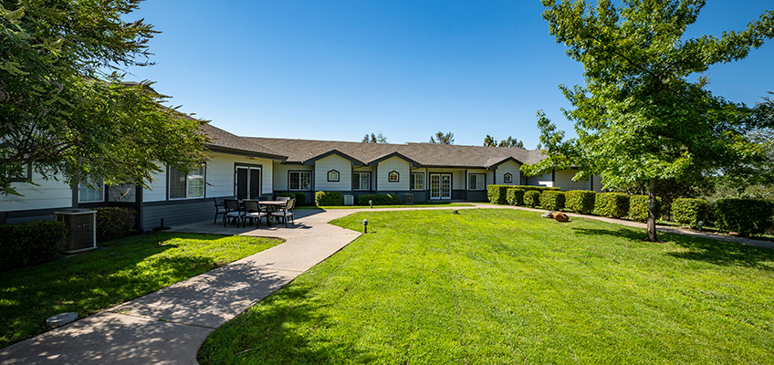 countrycrest-848x400-11 Country Crest backyard green grass and walking paths
