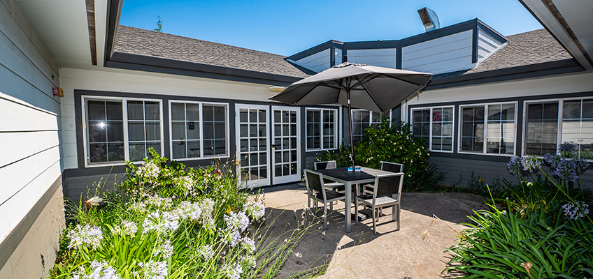 countrycrest-848x400-10 Country Crest backyard shaded patio seating area