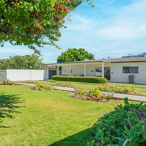 An outdoor grassy area for patients at Sunny Hills