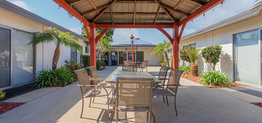 A table in the courtyard of Cottage Crest